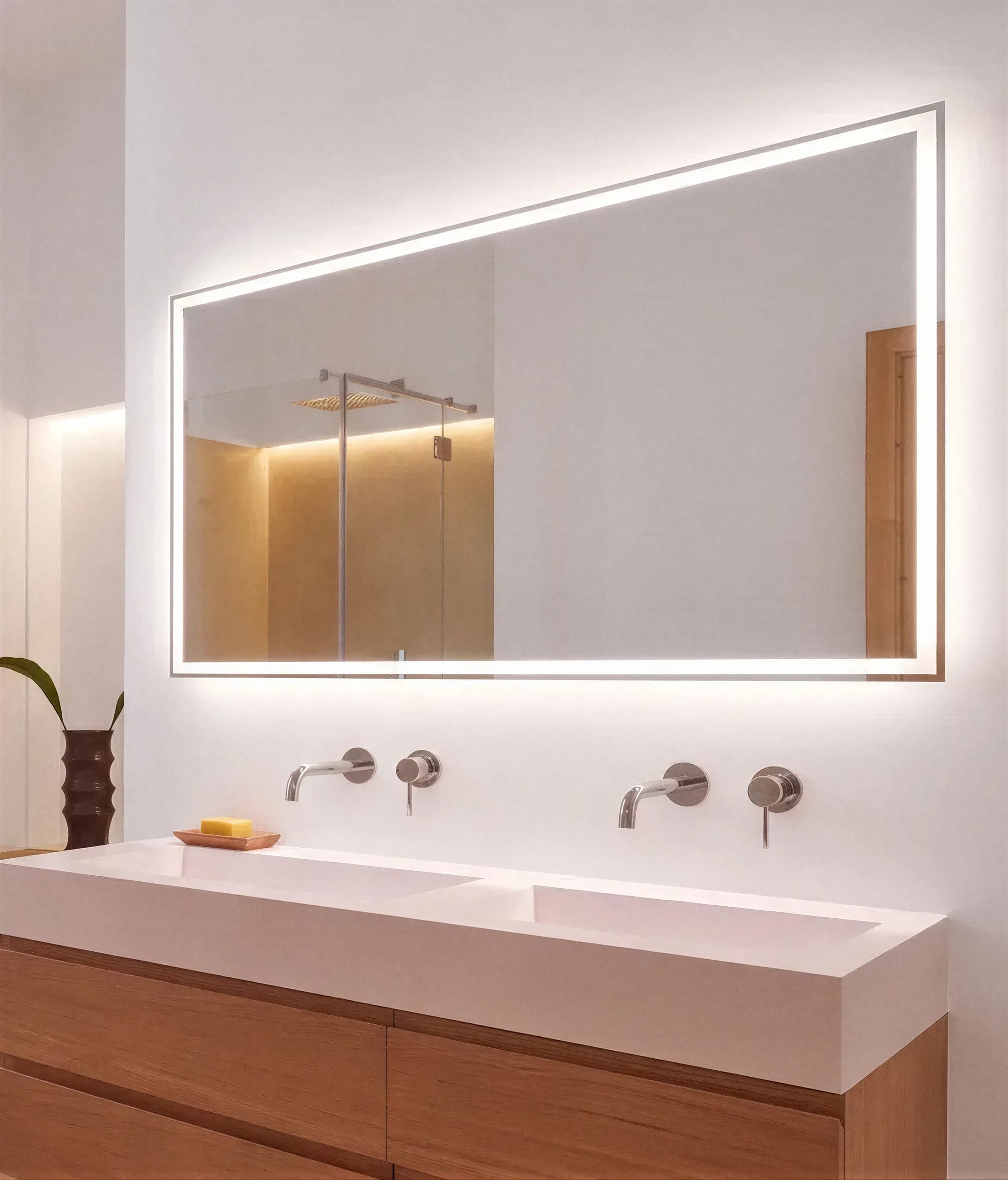 Lavabo doble con grifería empotrada y espejo con luz perimetral