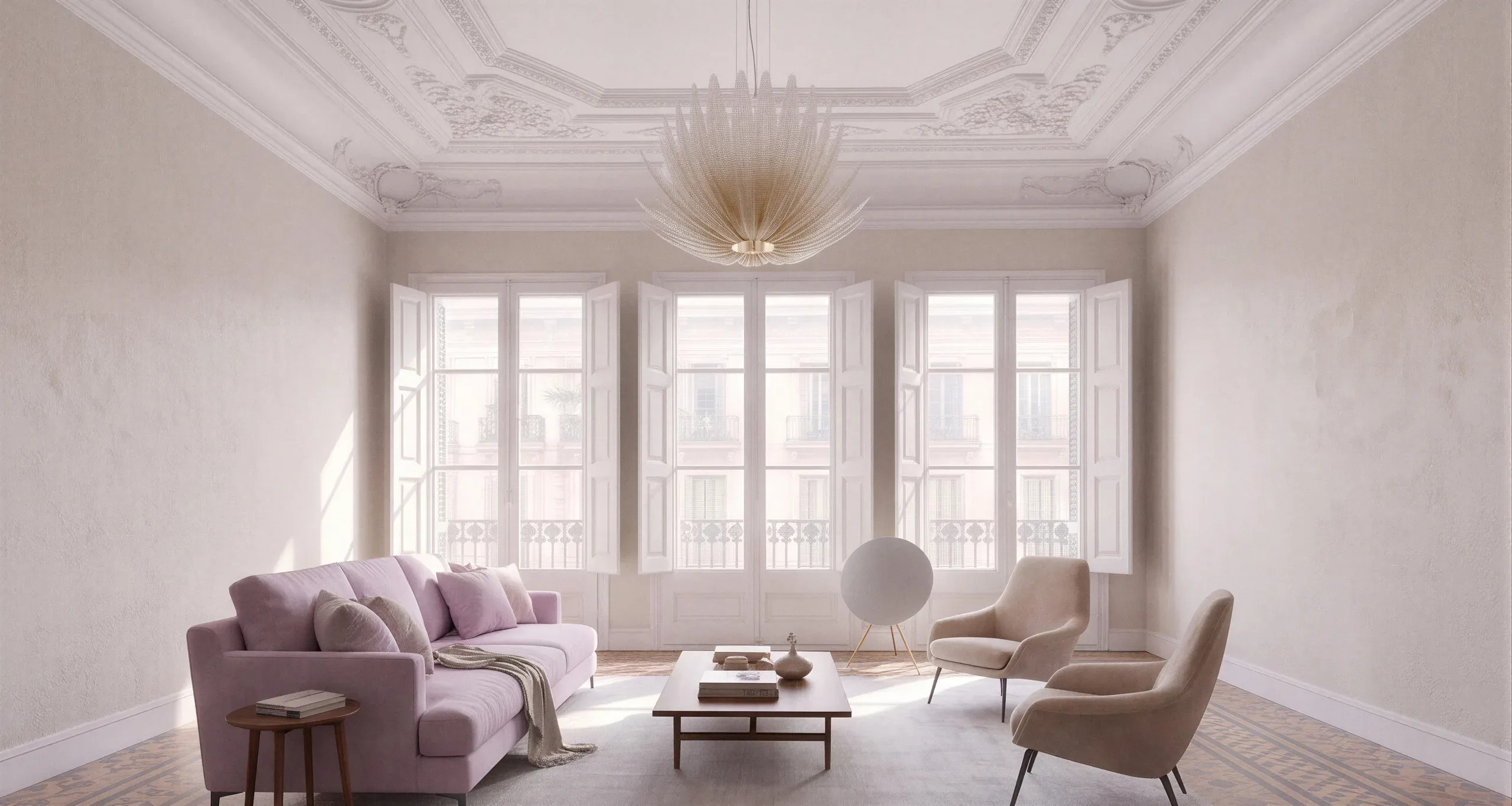 Salón del piso del Eixample con tres balcones, molduras de yeso restauradas y lámpara central