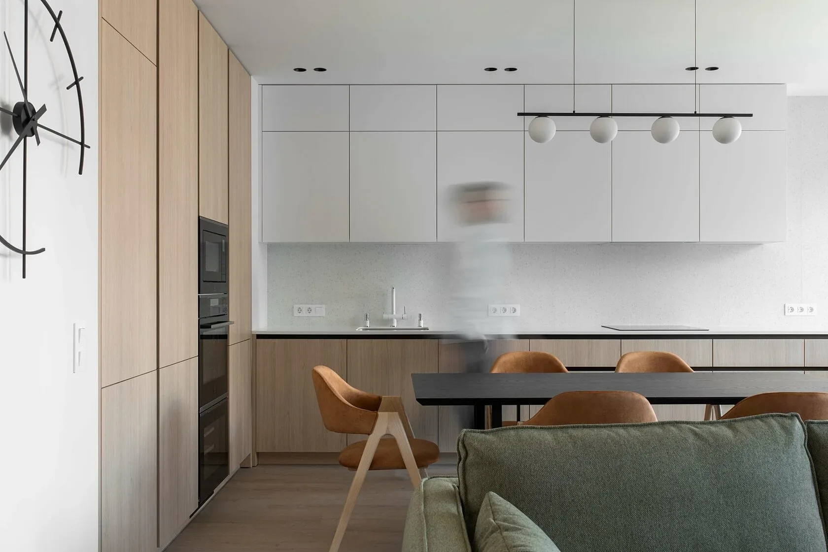 Cocina-salón de un piso reformado en Badalona